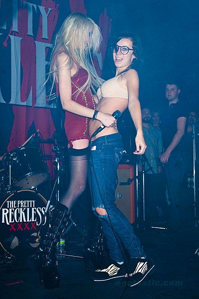 taylor-momsen-with-shirtless-fan-01