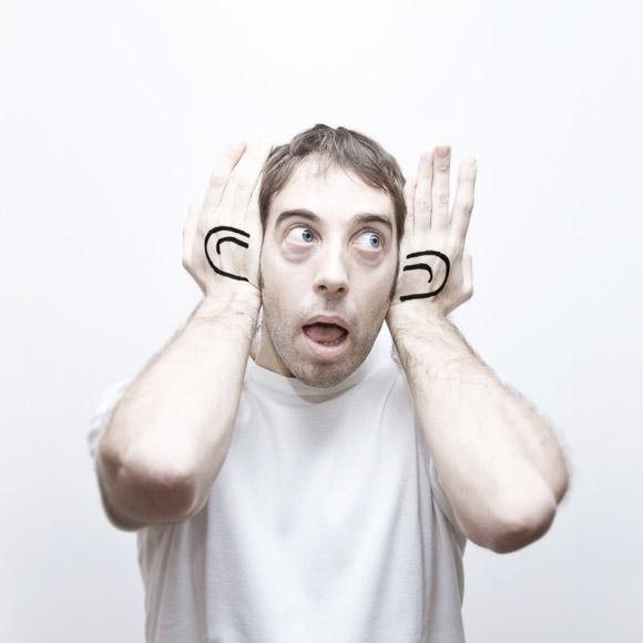 Trois singes de la sagesse - Assourdir - autoportrait conceptuel Trois singes de la sagesse - Assourdir - autoportrait photographie