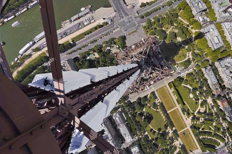 <b></div>TOUR NUMÉRIQUE.</b> Le 8 mars, la tour Eiffel, photographiée ici depuis le sommet de son antenne, ne diffusera plus que des émissions de télévision numérique terrestre et les 12 millions de Franciliens bénéficieront de 19 chaînes gratuites. Depuis mars 2010, les équipes de l’entreprise Télédiffusion de France (TDF) ont entièrement reconfiguré l’antenne blanche de la tour, désormais constituée de 48 panneaux numériques. Presque personne ne s’en est aperçu, mais, pour réaliser ces travaux très complexes à plus de 300mètres de hauteur, la diffusion de la télévision a été interrompue cinq fois, de 1h15 à 5h30 du matin, entre la mi-juillet et le début du mois de septembre 2010.
