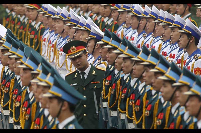 Mercredi 9 mars, au palais présidentiel d’Hanoï, un miliaire passe en revue des soldats de la garde d'honneur, à l’occasion d’une cérémonie organisée pour l’arrivée du président paraguayen Fernado Lugo Mendez, qui entame une visite officielle de cinq jours au Vietnam.