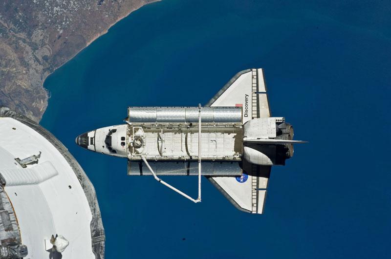 Après vingt-sept ans de bons et loyaux services et une 39e mission réussie, la navette américaine Discovery est rapatriée sur Terre pour la toute dernière fois, mercredi 9 mars. La Station spatiale internationale (ISS) est à présent équipée d’un module de fret multifonctionnel et du premier robot humanoïde à voler dans l'espace. 