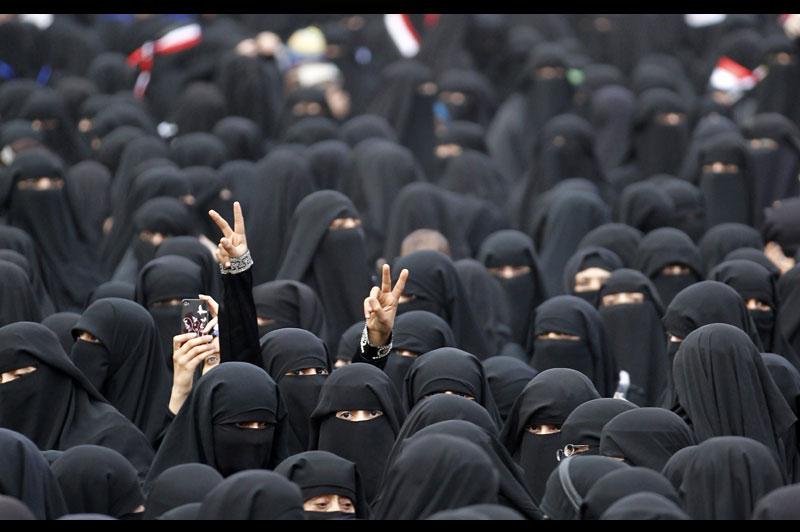 Mardi 8 mars, dans les rues de Sanaa, au Yémen, des femmes ont manifesté pour obtenir le départ du président Ali Abdullah Saleh. Celui-ci a proposé, la veille, la tenue d'une conférence nationale rassemblant l'ensemble des courants politiques du pays, mais l'opposition a rejeté l'idée. 