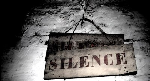 Rebelle est le poème, tâche rouge au paysage I silence.png