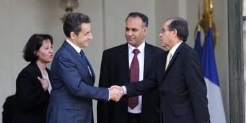 Nouveau scoop de mémé Kamizole : le « grave secret» de Kadhafi sur Sarkozy dévoilé ! sarkozy-elysee-emissaires-lybiens10-mars-2011-mars.1299956249.jpg