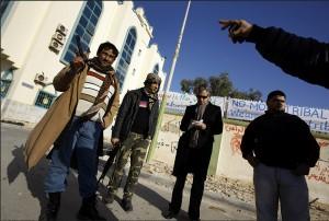 Nouveau scoop de mémé Kamizole : le « grave secret» de Kadhafi sur Sarkozy dévoilé ! bhl-a-tobrouk-2-mars-2011.1299958552.jpg