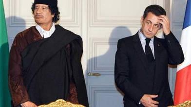 Nouveau scoop de mémé Kamizole : le « grave secret» de Kadhafi sur Sarkozy dévoilé ! sarkozy-kadhafi-curieux-jeux-de-mainsbmp.1299955499.jpg