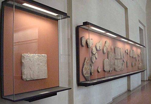 SALLE 5 : VITRINE 4 - LE MASTABA DE METCHETCHI : 1. UNE INTRODUCTION Vitrines 4