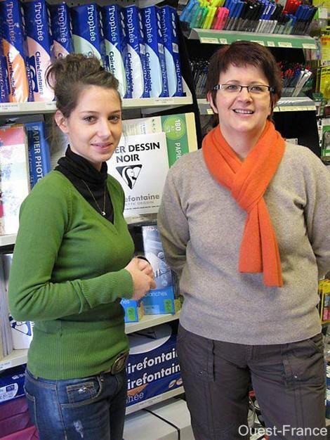Sandra Coronado, employée de la librairie, et Nadine Enguehard.