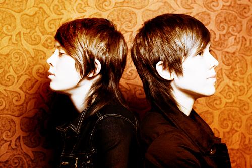 >0130 Tegan and Sara  Photo > Les deux sisters de profil