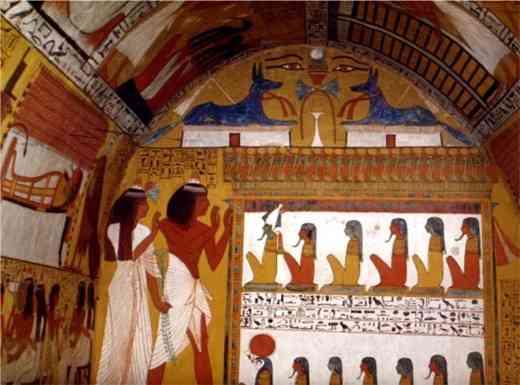 L'intérieur du tombeau de Sennedjem, gardien de la Place de la Vérité, montre des fresques sans traces de suie et d'une extraordinaire fraîcheur.