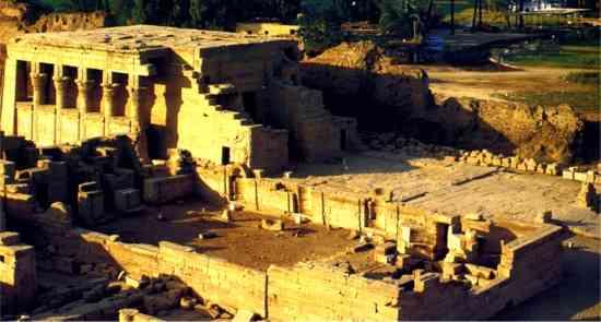 Le temple de la déesse Hathor à Denderah en Egypte, aurait été construit vers l'an 1000 avant Jésus-Christ.