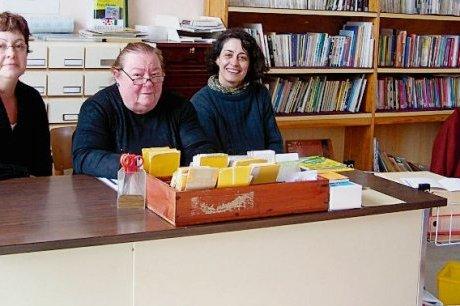 Surgères (17) - Christine Proquin prend la tête de la bibliothèque De gauche à droite : Christine Proquin, Françoise Chiasson et France Fournier. Photo Armand Berthomé
