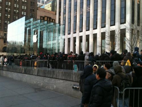 145752-ipad_2_line_nyc_mar18_500 145752 ipad 2 line nyc mar18 500 Des heures de file dattente pour la sortie de liPad 2