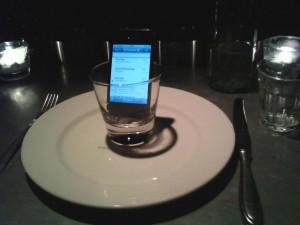iPhone 4 dans un verre Une solution au problème de l’antenne sur l’iPhone 4