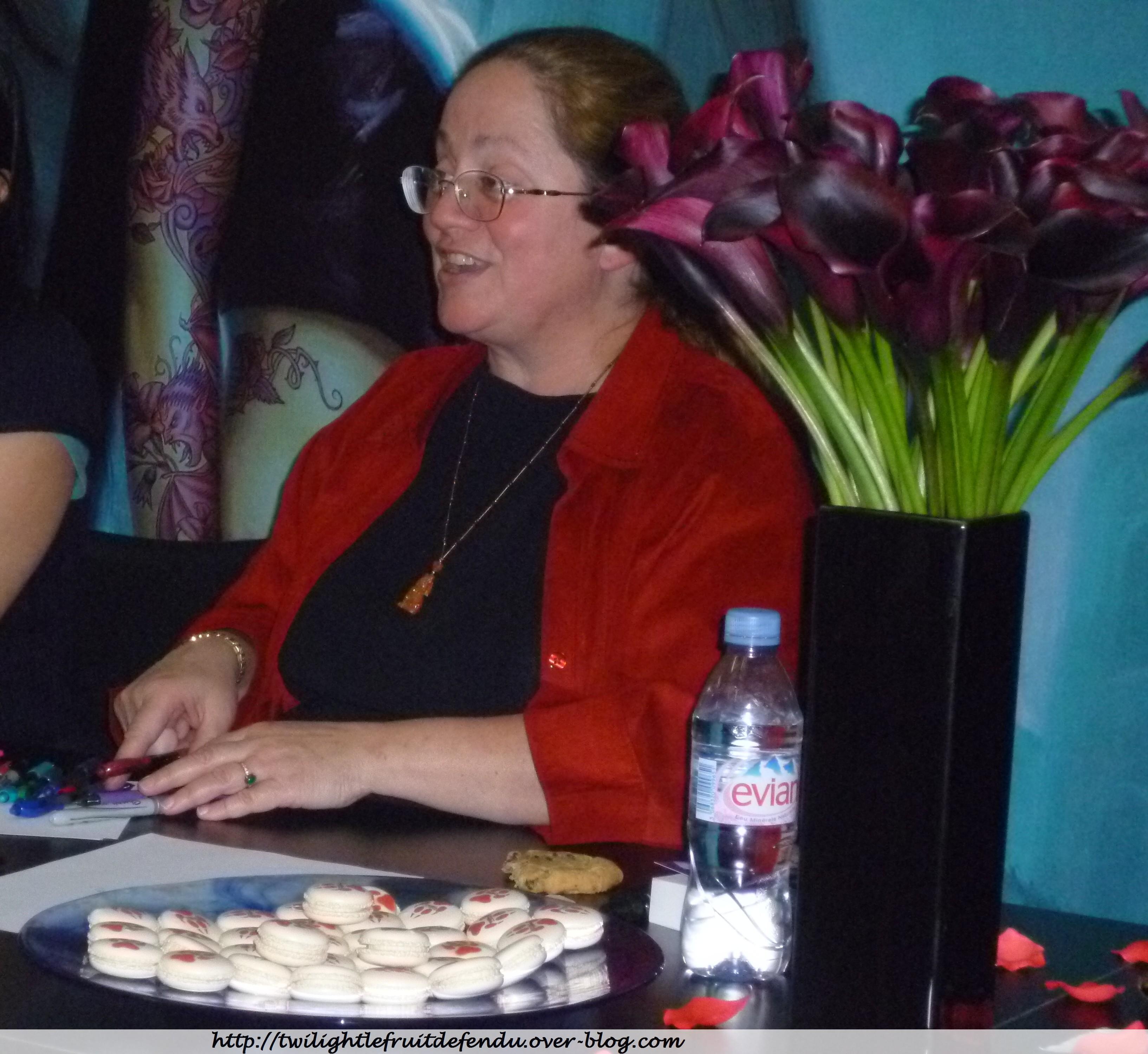 Mon après midi chez Bragelonne ! http://img8.imageshack.us/img8/8762/patriciabriggs2.jpg