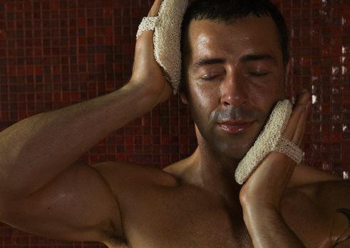 Man Scrubbing Face in Spa Et que çà gomme !
