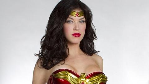 Wonder Woman ... Lynda Carter ''excitée'' par le nouveau costume Wonder Woman ... Lynda Carter ''excitée'' par le nouveau costume