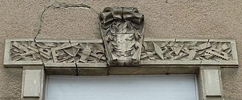 Un linteau avec des outils de tailleur de pierre à Angers (49), avenue René Gastier