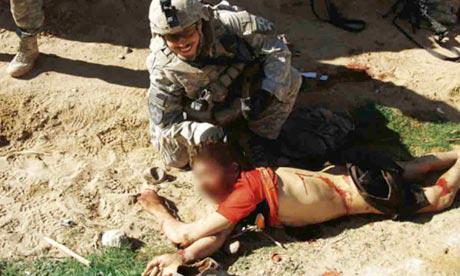 Scandale ! photos du soldat américain posant avec des civils morts