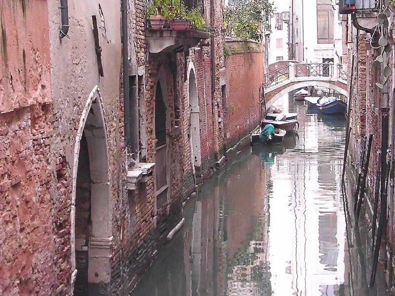 JUSTE UN PEU PLUS LOIN... JUSTE UN PEU PLUS LOIN...