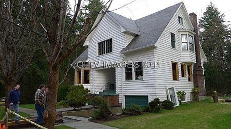 Des nouvelles en vrac du tournage de Breaking Dawn Deconstruction_of_Bella_s_House_Mar_22_007_copy