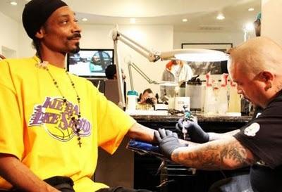 Snoop se fait tatouer son l'image de son ami Nate Dogg