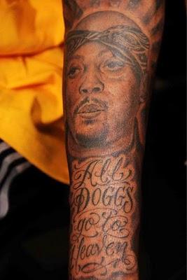 Snoop se fait tatouer son l'image de son ami Nate Dogg