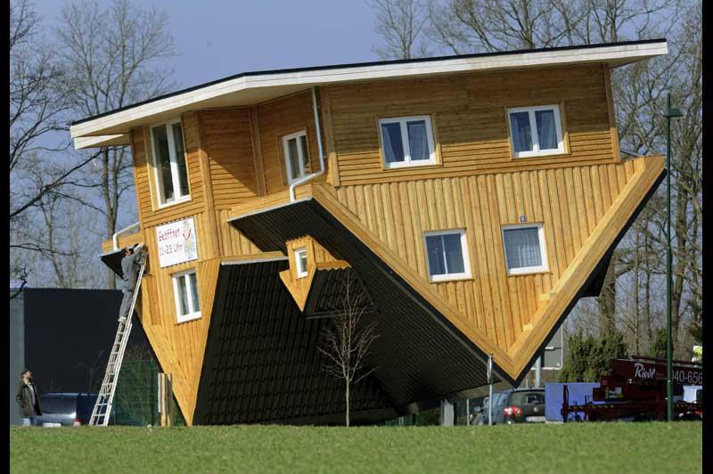 Cette maison renversante vient d’ouvrir à Bispingen, au nord de l’Allemagne, dimanche 27 mars. À l’intérieur, tout a été construit à l’envers dans le but d’attirer les touristes dans cette étonnante «maison folle». 
