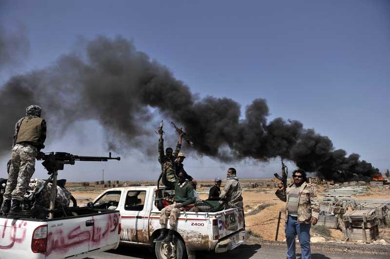 Sous les feux des armes et des obus tirés par les forces loyalistes, des insurgés libyens ont été stoppés dans leur progression, à quelques dizaines de kilomètres de Syrte, lundi 28 mars. Sur la scène internationale, une quarantaine de pays et d'organisations participent mardi, à Londres à la première réunion d’un «groupe de contact».