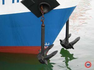 Manoeuvres des ancres Enez_EussaIII_liaison_Brest_Ouessant_2002