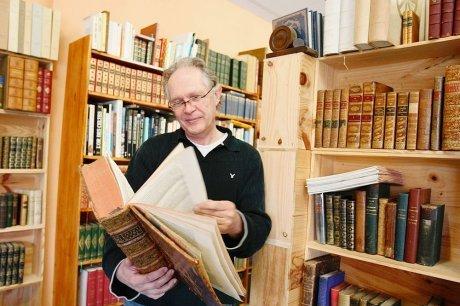 Bayonne (64) - Les bouquinistes ont créé leur association Le bouquiniste Dominique Blin, président de l'Alibso. PHOTO JEAN-DANIEL CHOPIN