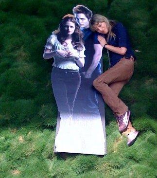 Pics of Catherine Hardwike walks away with Kristen & Rob ! http://img841.imageshack.us/img841/853/rk2i.jpg