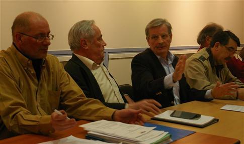 Louhans (71) - Les bouquinistes au pouvoir Michel Pleuvry, à la tête du Village du livre (2 e à droite), c’est terminé. Photo E. P.