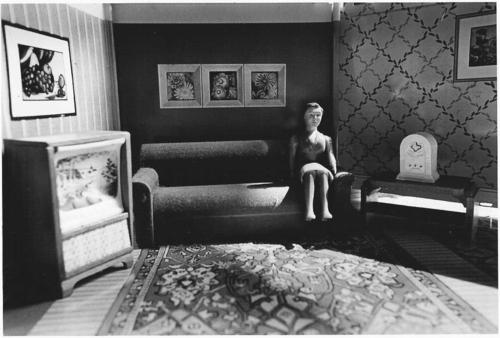 Laurie-simmons-bigcameralittle