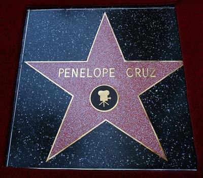 Penelope_Cruz_Honored_Hollywood_Walk_Fame_4LK2GjMsxsol.jpg