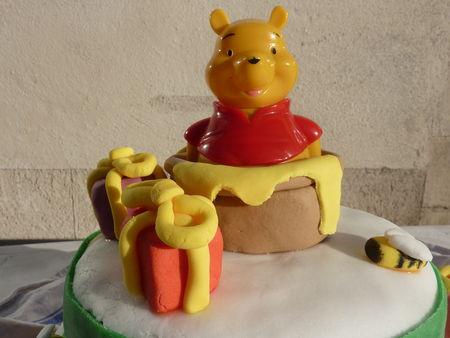Gâteau Winnie l'ourson en pâte à sucre P1100480