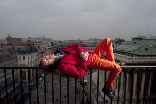 Alain Robert se repose... sur le bord d'un balcon, à Paris