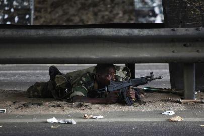 Un soldat fidèle à Alassane Ouattara à Abidjan, le 4 avril. 
