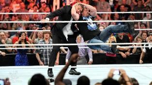 Alex Riley se prend un Stunner de la part de Stone Cold Steve Austin The Miz et son valet Alex Riley interrompent Stone Cold...lourde erreur