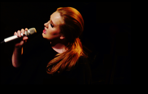 Ce fut bizarre quand elle a chanté Chasing Pavements, parce que... Ce fut bizarre quand elle a chanté Chasing Pavements, parce que...