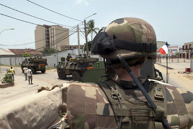 Les soldats français sont prêts à une évacuation. Les membres de la force Licorne ont pris le contrôle de l’aéroport d’Abidjan au cours du week-end et les premières évacuations s’organisent ce lundi à Abidjan, alors que le président Nicolas Sarkozy a décidé « le regroupement sans délai » de tous les Français de la capitale. 