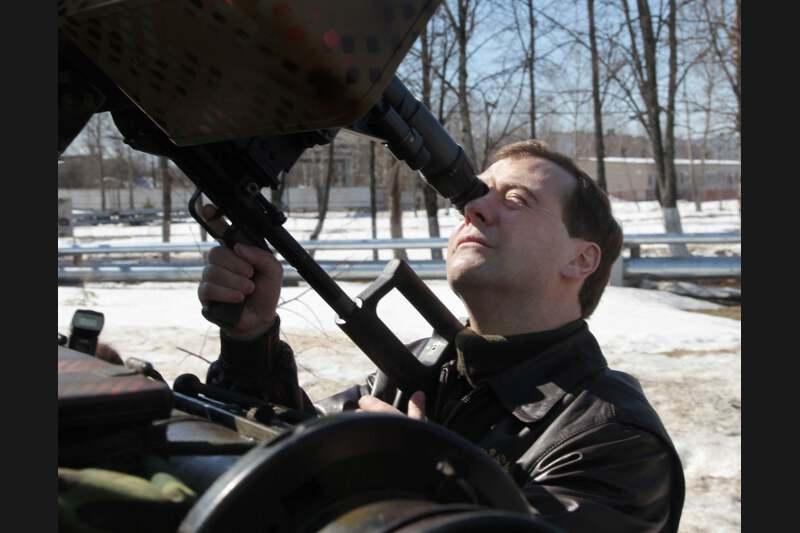 En plein dans le mille. Lundi 4 avril, le Président russe Dmitry Medvedev, en visite au 45e régiment de la base aérienne de Kubinka, près de Moscou, a rendu hommage à tous les soldats tués en mission.