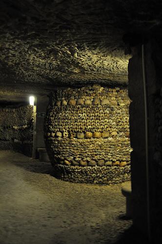 Drôle d'endroit pour une visite.... Un pilier d'ossements dans les catacombes de Paris