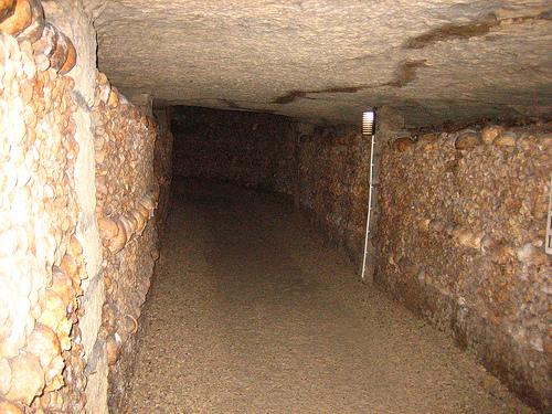 Drôle d'endroit pour une visite.... Les murs-ossuaires des catacombes de Paris