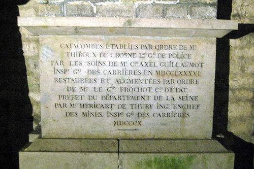 Drôle d'endroit pour une visite.... Une inscription sur une pierre dans les catacombes de Paris