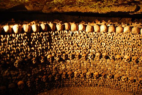 Drôle d'endroit pour une visite.... Un ossuaire des catacombes de Paris