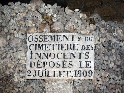 Drôle d'endroit pour une visite.... Panneau sur l'origine des ossements dans les catacombes de Paris