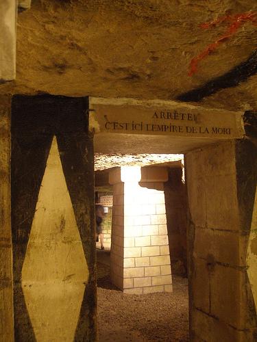 Drôle d'endroit pour une visite.... L'entrée de l'ossuaire des catacombes de Paris