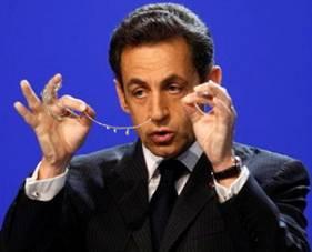 Sarkozy tacle les Socialistes. Et se banane.
