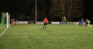 Un joueur de foot tire un penalty en réalisant un salto